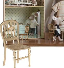 Goldener Stuhl von Maileg für die Mäuse.