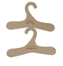 Minikane-Kleiderbügel aus Pappe mit Minikane-Logo