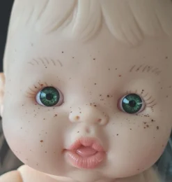 Paola Reina Gordi Mädchen mit Augenbrauen und Sommersprossen